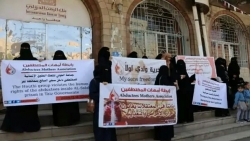 "أمهات المختطفين": عشرات المختطفين يتعرضون للتعذيب في سجون الحوثي بتعز