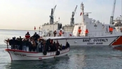 تركيا تضبط 88 مهاجرا قبالة سواحل إزمير بينهم يمنيون