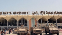 لتجاوزات التحالف.. قيادي بالحراك الجنوبي يهدد بإغلاق مطار عدن ومينائها