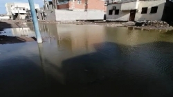 عدن.. مواطنون يطالبون بسرعة سحب المياه من الأحياء السكنية
