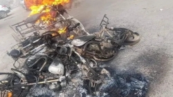 عدن.. مليشيات الانتقالي تحرق عددا من الدراجات النارية عقب اغتيال أحد إعلامييها