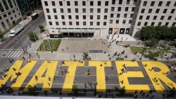 بحروف صفراء عملاقة.. متظاهرون يكتبون "بلاك لايفز ماتر" قرب البيت الأبيض