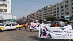 عدن.. مسيرة احتجاجية للجرحى يطالبون بالكشف عن مصير الجريح محمد الميسري وإطلاق سراحه
