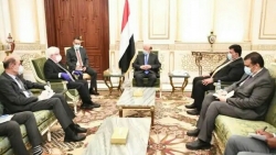 الرئيس هادي يجدد حرصه على سلام شامل للأزمة اليمنية وفق المرجعيات الثلاث