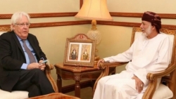 غريفيث يواصل مشاوراته للسلام ويشيد بدور سلطنة عمان في دعم السلام باليمن