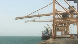الحكومة تسمح بدخول أربع سفن نفطية إلى ميناء الحديدة