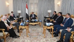 نائب الرئيس يلتقي غريفيث ويتهم الحوثيين بالتصعيد الدائم