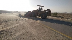 مكتب الأشغال بحصوين ينفذ حملة لإزاحة الرمال من الخط العام بمنطقة صقر