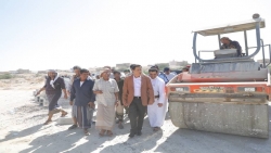 محافظ المهرة يتفقد مشروع تأهيل وصيانة المدخل الشمالي لمدينة الغيضة