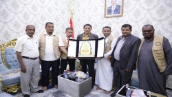 مؤسسة أيادي الخير للتنمية تكرم المحافظ بن ياسر وتناقش معه مجموعة من المشاريع المستقبلية