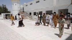 المهرة : قيادة السلطة المحلية وجموع المواطنين يشيعون قائد محور الغيضة