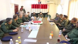 وزير الداخلية خلال ترأسه اجتماعاً لقادة الوحدات الأمنية ..يشيد بدور الأجهزة الأمنية في ترسيخ الأمن والاستقرار الذي تشهده المهرة