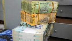 مصدر اقتصادي للقدس العربي "الدولار تجاوز 1350 ريال والحكومة تفشل في وقف انهيار العملة"