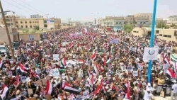 شبوة ..الآلاف يتظاهرون تأييداً للمحافظ بن عديو و رافضين محاولة تغييره