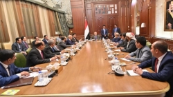 الرئيس هادي: يؤكد لقيادة الأحزاب وحدة اليمن وضرورة توحيد الجهود للدفاع عن النظام الجمهوري