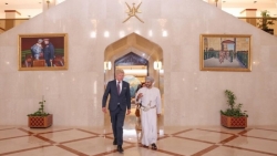 المبعوث الأممي : من مسقط يحذر من خطر عودة اليمن إلى مربع الحرب