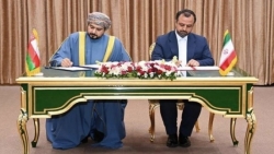 سلطنة عُمان وإيران توقعان مذكرتي تفاهم في مجالات الاستثمار والطاقة