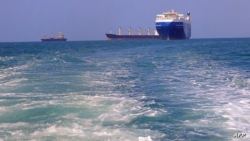 انفجار قرب سفينة غربي الحُديدة في البحر الأحمر