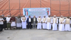 سلطنة عمان ترسل قافلة مساعدات رمضانية والسلطة المحلية بالمهرة تشيد بدعم السلطنة الدائم
