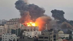 غزة .. عشرات الشهداء والجرحى في غارات إسرائيلية على وسط وجنوب القطاع