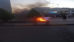 احتجاجات وأعمال شغب في شوارع عدن جراء انهيار خدمة الكهرباء وصمت الحكومة