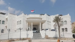 الانتقالي يرفع علم الانفصال على القصر الرئاسي في المكلا ويدفع بقوة عسكرية جديدة